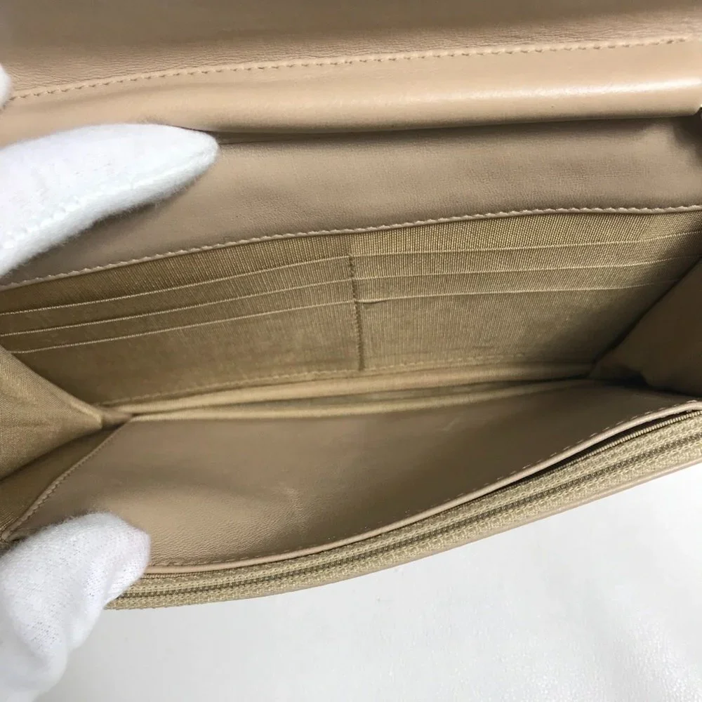 CHANEL Authentic Cream Wallet